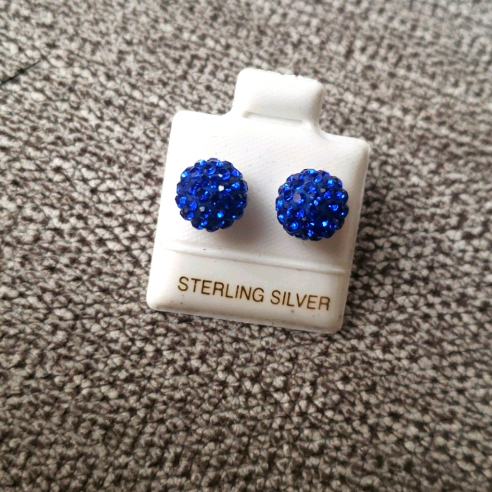 Blue stud earrings / arretes en bolita